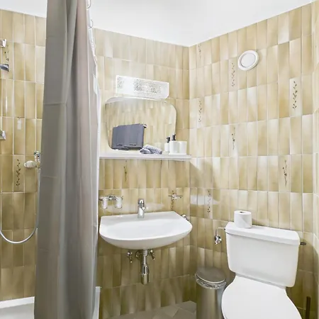 Easystay Modernes Budget-zimmer Im Zentrum Von Nyaraló Saas Fee